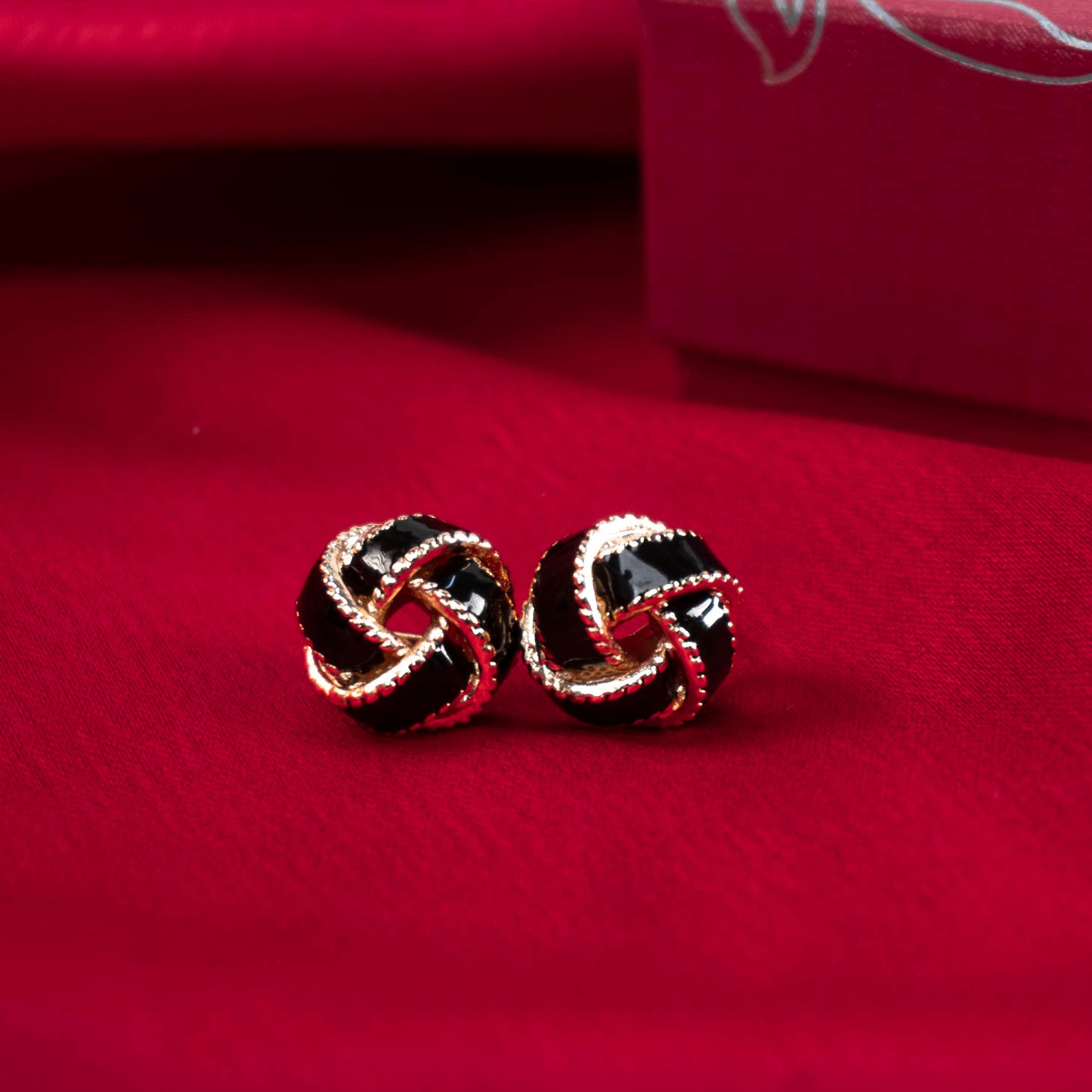 Amora Round Black/Gold